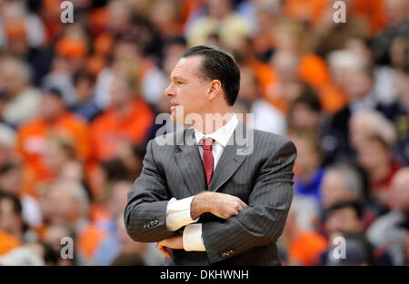 2. Januar 2010 - Syracuse, NY, Vereinigte Staaten von Amerika - 2. Januar 2010: Pittsburgh head Coach Jamie Dixon während des Spielens von Syrakus. Pittsburgh besiegt Syrakus 82-72 in einem Big East Conference Matchup im Carrier Dome in Syracuse, NY. (Kredit-Bild: © Alan Schwartz/Cal Sport Media/ZUMApress.com) Stockfoto