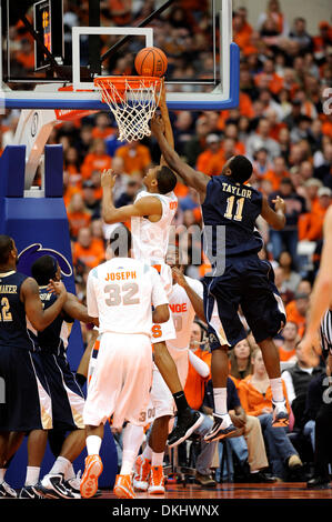 2. Januar 2010 - Syracuse, NY, Vereinigte Staaten von Amerika - 2. Januar 2010: Pittsburgh vorwärts Dante Taylor geht für den Block während des Spielens von Syrakus. Pittsburgh besiegt Syrakus 82-72 in einem Big East Conference Matchup im Carrier Dome in Syracuse, NY. (Kredit-Bild: © Alan Schwartz/Cal Sport Media/ZUMApress.com) Stockfoto