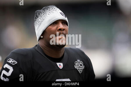 22. November 2009 - Oakland, CA, USA - Oakland Raiders Quartal zurück sitzt JaMarcus Russell an der Seitenlinie während des Spiels gegen die Cincinnati Bengals im Oakland Coliseum. (Kredit-Bild: © Paul Kitagaki Jr./Sacramento Bee/ZUMApress.com) Einschränkungen: * USA Tabloid Rechte heraus * Stockfoto