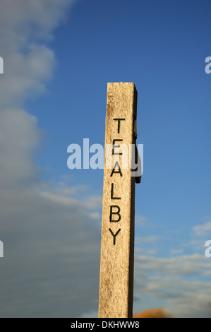 Tealby, Lincolnshire Wolds, England, UK. Wanderweg-Zeichen. Stockfoto