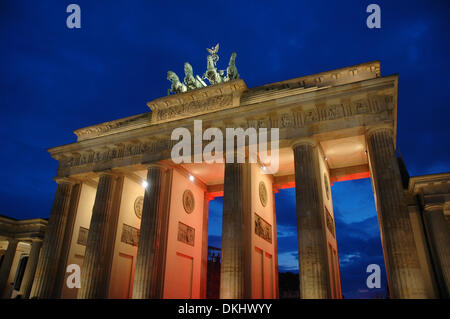 Berlin-Mitte, Deutschland. 22. Mai 2009. Das beleuchtete Brandenburger Tor ist bei Nacht in Berlin-Mitte, Deutschland, am 22. Mai 2009 zu sehen. Fotoarchiv für Zeitgeschichte - ACHTUNG! KEIN KABELDIENST -/dpa/Alamy Live News Stockfoto