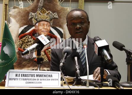 Addis Abeba, Äthiopien. 6 Dez. spricht 2013.Deputy Vorsitzenden der Kommission der Afrikanischen Union Herrn Erastus Mwencha während einer Pressekonferenz für den Tod des ehemaligen südafrikanischen Präsidenten Nelson Mandela am Sitz der Afrikanischen Union in Addis Abeba, Äthiopien, 6. Dezember 2013. Bildnachweis: Xinhua/Alamy Live-Nachrichten Stockfoto