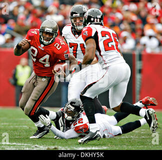 3. Januar 2010 - St. Petersburg, Florida, USA - DANIEL WALLACE |   Times.TP 316732 WALL Bucs 20 (03.01.2010 Tampa) Tampa Bay Buccaneers laufen wieder Cadillac Williams (24) läuft für sieben Yards auf Dritte und 16 im ersten Quartal, als er von Atlanta Falcons Cornerback Chevis Jackson (22) in Angriff genommen wird während Defensive end Kroy Biermann (71) und Sicherheit Erik Coleman (26) in der Nähe. TANNE Stockfoto