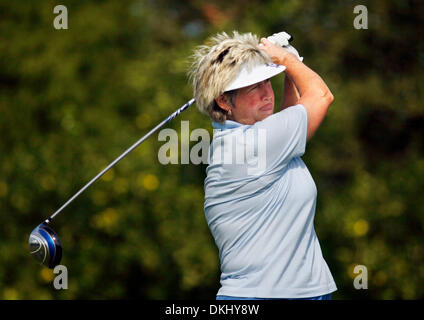 DOUGLAS R. CLIFFORD | Times.NP 314924 CLIF GOLF 2 Samstag (21.11.2009) PALM HARBOR Debbie Massey treibt die 14. Fairway Samstag beim konkurrieren in der ersten Runde von der LPGA Legenden Tour Open Championship Innisbrooks Insel Kurs in Palm Harbor. [Douglas R. Clifford, mal] (Kredit-Bild: © St. Petersburg Times/ZUMApress.com) Stockfoto