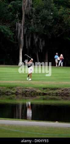 DOUGLAS R. CLIFFORD | Times.NP 314924 CLIF GOLF 7 Samstag (21.11.2009) PALM HARBOR Sherri Steinhauer nähert das 18. Loch Samstag beim konkurrieren in der ersten Runde von der LPGA Legenden Tour Open Championship Innisbrooks Insel Kurs in Palm Harbor. [Douglas R. Clifford, mal] (Kredit-Bild: © St. Petersburg Times/ZUMApress.com) Stockfoto