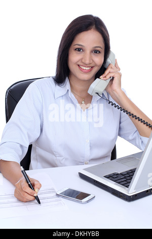 Fröhliche junge indische Business-Frau am Telefon Stockfoto