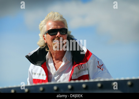 Virgin-Boss Richard Branson ist willkommen zurück nach Plymouth an Bord der Virgin Atlantic Challenger II. Stockfoto