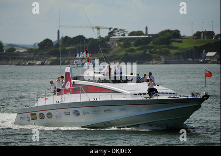 Virgin-Boss Richard Branson ist willkommen zurück nach Plymouth an Bord der Virgin Atlantic Challenger II. Stockfoto