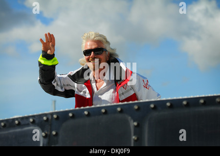 Virgin-Boss Richard Branson ist willkommen zurück nach Plymouth an Bord der Virgin Atlantic Challenger II. Stockfoto