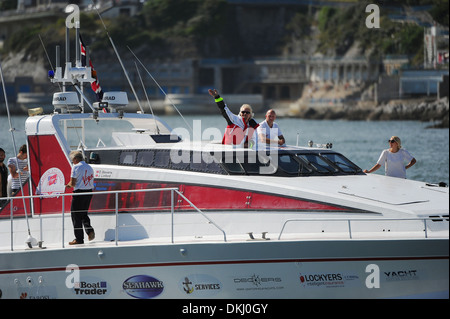 Virgin-Boss Richard Branson ist willkommen zurück nach Plymouth an Bord der Virgin Atlantic Challenger II. Stockfoto