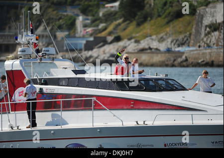 Virgin-Boss Richard Branson ist willkommen zurück nach Plymouth an Bord der Virgin Atlantic Challenger II. Stockfoto