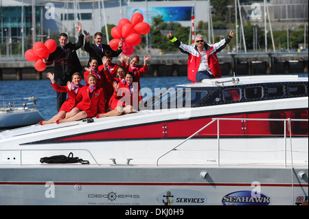 Virgin-Boss Richard Branson ist willkommen zurück nach Plymouth an Bord der Virgin Atlantic Challenger II. Stockfoto