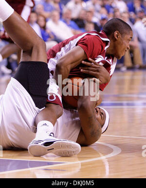 Kentuckys DeMarcus Cousins wrang für den Ball mit Jhamar Youngblood als Kentucky Reiter 92-63 auf Samstag, 21. November 2009 in Lexington, Kentucky Foto von Mark Cornelison besiegte | Personal. (Kredit-Bild: © Lexington Herald-Leader/ZUMApress.com) Stockfoto