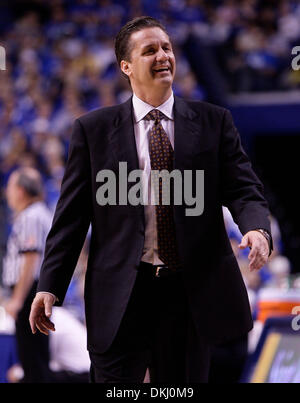 Kentucky-Coach John Calipari hatte Grund zum Lächeln als Kentucky Reiter 92-63 auf Samstag, 21. November 2009 in Lexington, Kentucky Foto von Mark Cornelison besiegte | Personal. (Kredit-Bild: © Lexington Herald-Leader/ZUMApress.com) Stockfoto