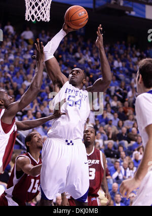 Kentuckys Patrick Patterson stellen wie Kentucky Reiter 92-63 auf Samstag, 21. November 2009 in Lexington, Kentucky Foto von Mark Cornelison besiegte in zwei seiner 19 Punkte | Personal. (Kredit-Bild: © Lexington Herald-Leader/ZUMApress.com) Stockfoto