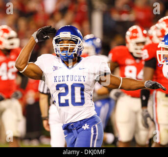 Großbritanniens Derrick Locke gab einen Gruß an die UK-Fans, nachdem ein TD im ersten Quartal von der University of Kentucky vs. Georgia Fußballspiel in Athens, Georgia auf Samstag, 21. November 2009 er erzielte.  Foto von David Perry | Personal (Kredit-Bild: © Lexington Herald-Leader/ZUMApress.com) Stockfoto