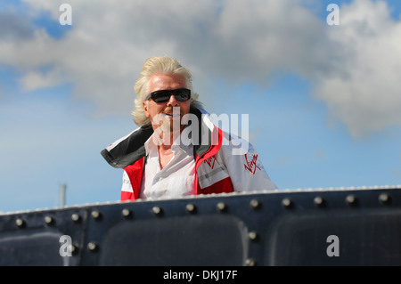 Virgin-Boss Richard Branson ist willkommen zurück nach Plymouth an Bord der Virgin Atlantic Challenger II. Stockfoto