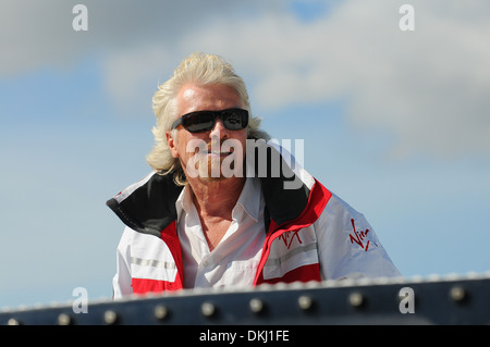 Virgin-Boss Richard Branson ist willkommen zurück nach Plymouth an Bord der Virgin Atlantic Challenger II. Stockfoto