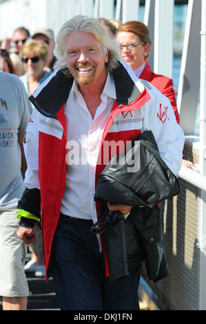 Virgin-Boss Richard Branson ist willkommen zurück nach Plymouth an Bord der Virgin Atlantic Challenger II. Stockfoto