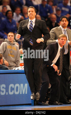 9. Dezember 2009 - NEW YORK, Kentucky, USA - UK-Coach John Calipari sprang, als die Universität von Kentucky (UK) spielte die University of Connecticut (UConn) in der SEC-Big East Invitational im Madison Square Garden in New York, NY, Mittwoch, 9. Dezember 2009. Dies ist zunächst eine halbe Aktion. Foto von Charles Bertram | Personal (Kredit-Bild: © Lexington Herald-Leader/ZUMApress.com) Stockfoto