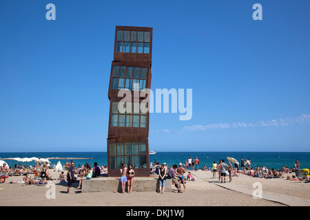 Spanien, Katalonien, Barcelona, Playa de St. Sebastia, moderne Skulptur Homage ein la Barceloneta von Rebecca Horn. Stockfoto