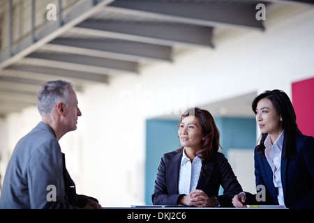 Business-Leute reden in treffen Stockfoto