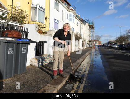 Resident Lucy Gabriel Hochwasser fegte, nach Wohnungen und Geschäfte in Shoreham am Vorabend aufgrund der außergewöhnlich hohen Gezeiten entlang der Südküste überflutet wurden Stockfoto