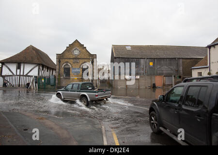 Faversham, Kent, UK. 6. Dezember 2013. Autos zu verhandeln Hochwasser im Quay Lane. Eine Flutwelle gepaart mit hohen Gezeiten verursacht weit verbreitet Hochwasserwarnungen. Bildnachweis: Christopher Briggs/Alamy Live-Nachrichten Stockfoto