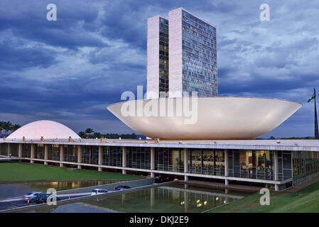 Brasilien, Brasilia, Nationalkongress, Senat, Kammer der Abgeordneten, Architektur, Dach, oberste, Oscar Niemeyer, hemisphärische, Gebäude, Kurven, weiß, hell, Nacht-Ansicht, nachtaktiv, Beleuchtung, Reisen, Tourismus, Brasilien 2014, anderen Perspektive, UNESCO-Welt Stockfoto