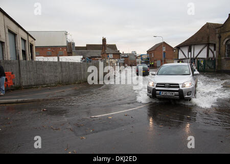 Faversham, Kent, UK. 6. Dezember 2013. Autos zu verhandeln Hochwasser im Quay Lane. Eine Flutwelle gepaart mit hohen Gezeiten verursacht weit verbreitet Hochwasserwarnungen. Bildnachweis: Christopher Briggs/Alamy Live-Nachrichten Stockfoto