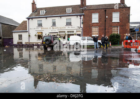 Faversham, Kent, UK. 6. Dezember 2013. Flutwasser umgibt die Swan und Harlekin Pub im Quay Lane. Eine Flutwelle gepaart mit hohen Gezeiten verbreitet Überschwemmungen verursacht. Bildnachweis: Christopher Briggs/Alamy Live-Nachrichten Stockfoto