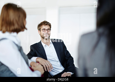Geschäftsleute im Gespräch im Büro Stockfoto