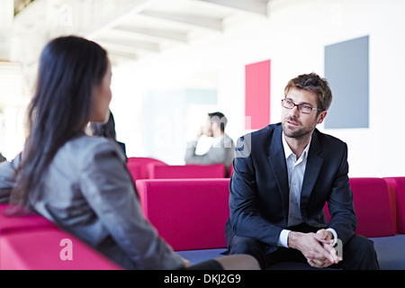 Geschäftsleute im Gespräch im Büro Stockfoto