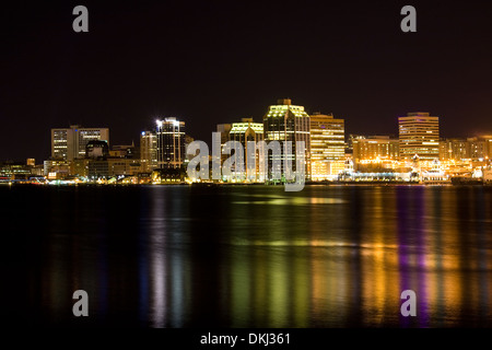 Nachtansicht Zeit von Halifax, Nova Scotia Wasser wie von der Dartmouth Seite betrachtet. Stockfoto