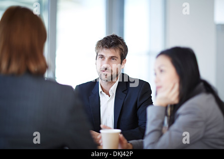 Business-Leute reden in treffen Stockfoto