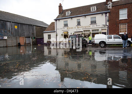 Faversham, Kent, UK. 6. Dezember 2013. Flutwasser umgibt die Swan und Harlekin Pub im Quay Lane. Eine Flutwelle gepaart mit hohen Gezeiten verbreitet Überschwemmungen verursacht. Bildnachweis: Christopher Briggs/Alamy Live-Nachrichten Stockfoto