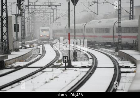 Berlin, Deutschland. 6. Dezember 2013. Ein Hochgeschwindigkeitszug ICE reist im Schnee am Hauptbahnhof in Berlin, Deutschland, 6. Dezember 2013. Sturmtief Xaver verursachte Verzögerungen auf einigen Strecken in Deutschland. Foto: BRITTA PEDERSEN/Dpa/Alamy Live News Stockfoto