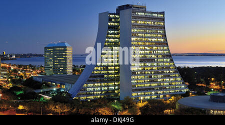 Brasilien, Rio Grande do Sul, Porto Alegre, Twilight, Abend, Sonnenuntergang, Guaíba See, Administration Center des Staates Rio Grande Sul, Architektur, Beleuchtung, Bulding, Sinnbild, Wasser, Stadt, Stadt, Abend, landschaftlich, über den Dächern von Porto Alegre Stockfoto