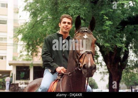 17. Februar 2000 - Sao Paulo, BRASIL - 20030424: SAO PAULO, Brasilien: Datei ALVARO AFONSO DE MIRANDA NETO, bekannt als DODA, der Freund von ATHINA ONASSIS. DER BRASILIANER JOKEY, WURDE IN SAO PAULO GEBOREN UND IST DER SOHN VON EINEM BUISNESSMAN. 29 JAHRE, HAT MEHRERE INTERNATIONALE MEDAILLEN UND LEBT SEIT VIER JAHREN IN BELGIEN... ATHINA ONASSIS, 18, IM FEBRUAR 2002 ERFÜLLT UND BEGANN EINE BEZIEHUNG MIT IHR IN DER SE Stockfoto