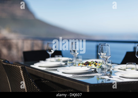 Gedeckter Tisch auf moderne Terrasse Stockfoto