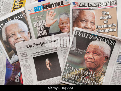 NY, NY, USA. 6. Dezember 2013. New York Zeitung deckt auf Freitag, 6. Dezember 2013 Bericht über den Tod des südafrikanischen Bürgerrechtler Nelson Mandela im Alter von 95 Jahren. Bildnachweis: Richard Levine/Alamy Live-Nachrichten Stockfoto