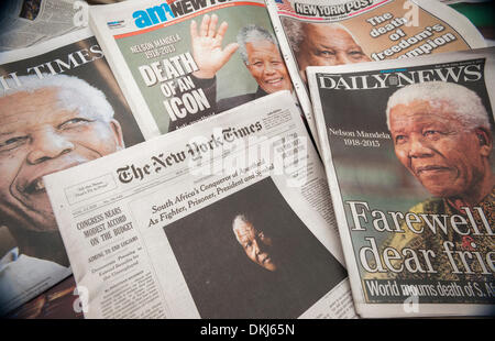 NY, NY, USA. 6. Dezember 2013. New York Zeitung deckt auf Freitag, 6. Dezember 2013 Bericht über den Tod des südafrikanischen Bürgerrechtler Nelson Mandela im Alter von 95 Jahren. Bildnachweis: Richard Levine/Alamy Live-Nachrichten Stockfoto