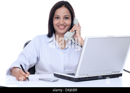 Fröhliche junge indische Business-Frau am Telefon Stockfoto