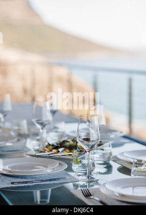 Gedeckter Tisch auf Luxus-Terrasse Stockfoto