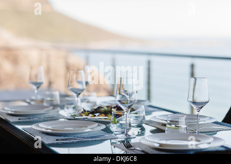 Gedeckter Tisch auf Luxus-Terrasse Stockfoto