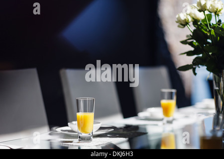 Mimosen auf eleganten Esstisch Stockfoto