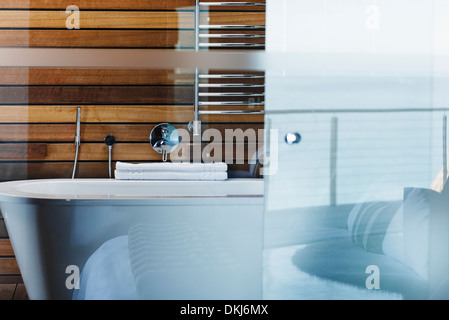 Badewanne und Glas Tür im modernen Badezimmer Stockfoto