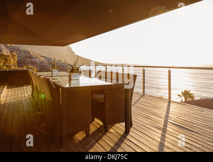 Esstisch auf Luxus-Terrasse mit Blick auf Meer Stockfoto