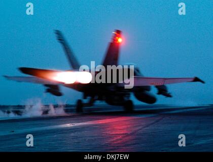 23. November 2002 - startet eine F/A-18 Hornet der VFA-87 '' Kriegspartei '' aus dem Flugdeck der USS Theodore Roosevelt (CVN-71), 5. April 2003. '' Kriegspartei '' ist Teil des Träger-Geschwader acht (CVW-8). Das Geschwader und die nukleare powered Flugzeugträger sind derzeit im Mittelmeer zur Unterstützung der Operation Iraqi Freedom tätig. . GARNER/USNAVY/K29852 (Kredit-Bild: © Globus Ph Stockfoto