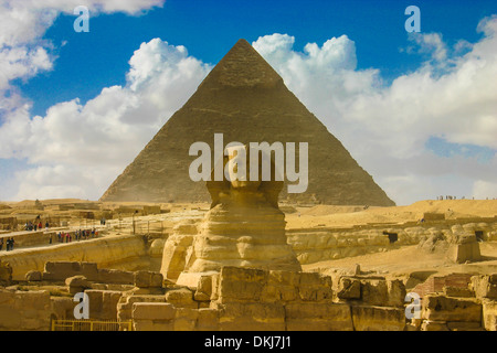 Große Sphinx vor der Pyramide des Chephren, Pyramiden von Gizeh nahe Kairo, Ägypten. Stockfoto